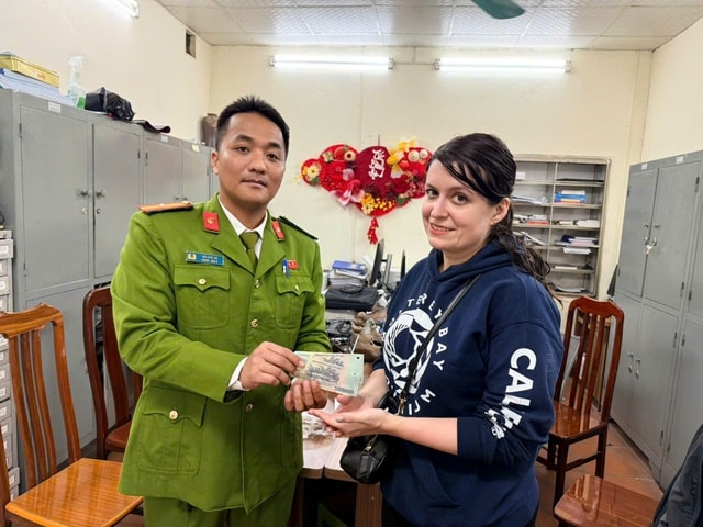 Diễn biến mới vụ xe ôm 'chặt chém' 1 triệu đồng nữ du khách Mỹ- Ảnh 2. Diễn biến mới vụ xe ôm 'chặt chém' 1 triệu đồng nữ du khách Mỹ- Ảnh 2.