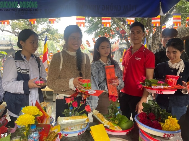 Người trẻ đi cầu duyên ở chùa Hà - Ảnh 1. Người trẻ đi cầu duyên ở chùa Hà - Ảnh 1.