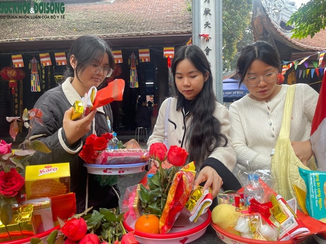 Người trẻ đi cầu duyên ở chùa Hà - Ảnh 2. Người trẻ đi cầu duyên ở chùa Hà - Ảnh 2.