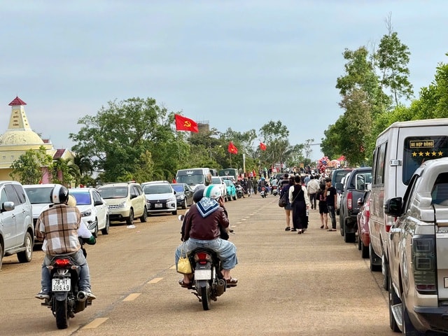 Hàng ngàn người dân thích thú xem nông dân trổ tài đua ngựa- Ảnh 1. Hàng ngàn người dân thích thú xem nông dân trổ tài đua ngựa- Ảnh 1.