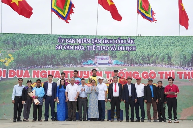 Hàng ngàn người dân thích thú xem nông dân trổ tài đua ngựa- Ảnh 11. Hàng ngàn người dân thích thú xem nông dân trổ tài đua ngựa- Ảnh 11.