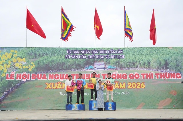 Hàng ngàn người dân thích thú xem nông dân trổ tài đua ngựa- Ảnh 10. Hàng ngàn người dân thích thú xem nông dân trổ tài đua ngựa- Ảnh 10.