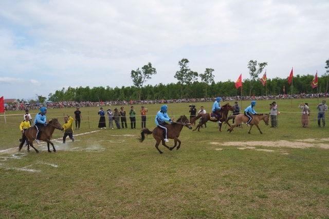 Hàng ngàn người dân thích thú xem nông dân trổ tài đua ngựa- Ảnh 4. Hàng ngàn người dân thích thú xem nông dân trổ tài đua ngựa- Ảnh 4.