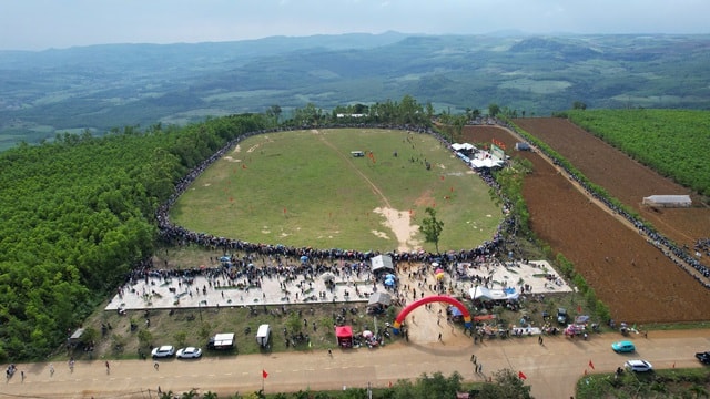 Hàng ngàn người dân thích thú xem nông dân trổ tài đua ngựa- Ảnh 2. Hàng ngàn người dân thích thú xem nông dân trổ tài đua ngựa- Ảnh 2.