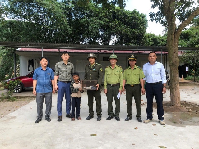 Học sinh lớp 4 cứu con vật quý hiếm với biệt tài bơi lặn bị kiệt sức bên bờ suối- Ảnh 2.