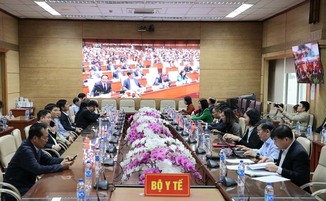 Hội nghị toàn quốc nghiên cứu, học tập, quán triệt và triển khai thực hiện 2 Nghị quyết quan trọng của Bộ Chính trị- Ảnh 4. Tại điểm cầu trụ sở Bộ Y tế. Ảnh: Trần Minh