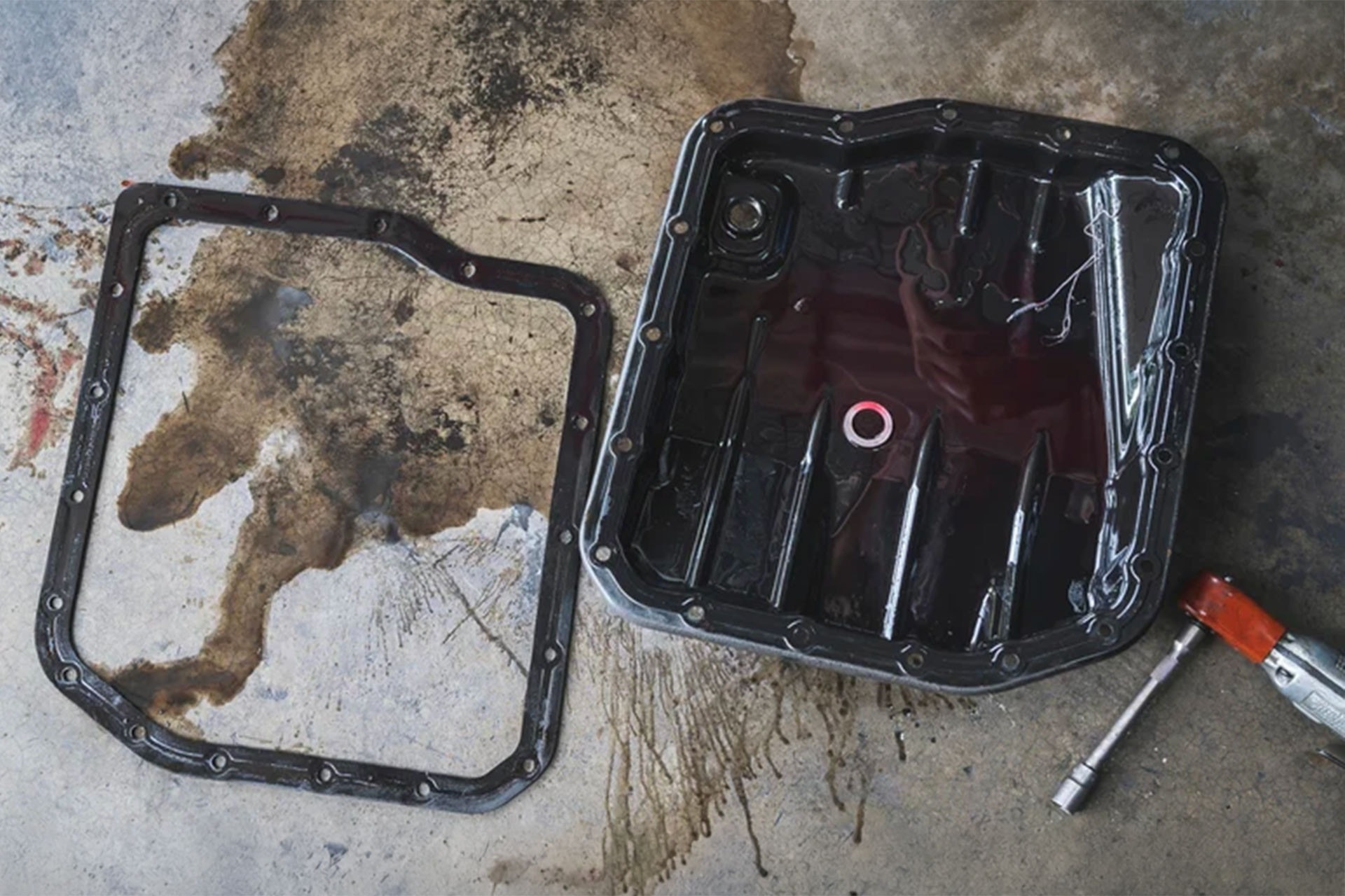 Theo thời gian, gioăng có thể bị chai cứng, nứt hoặc rách, làm mất khả năng làm kín, từ đó gây rò rỉ dầu. (Ảnh: Setta Sornnoi)