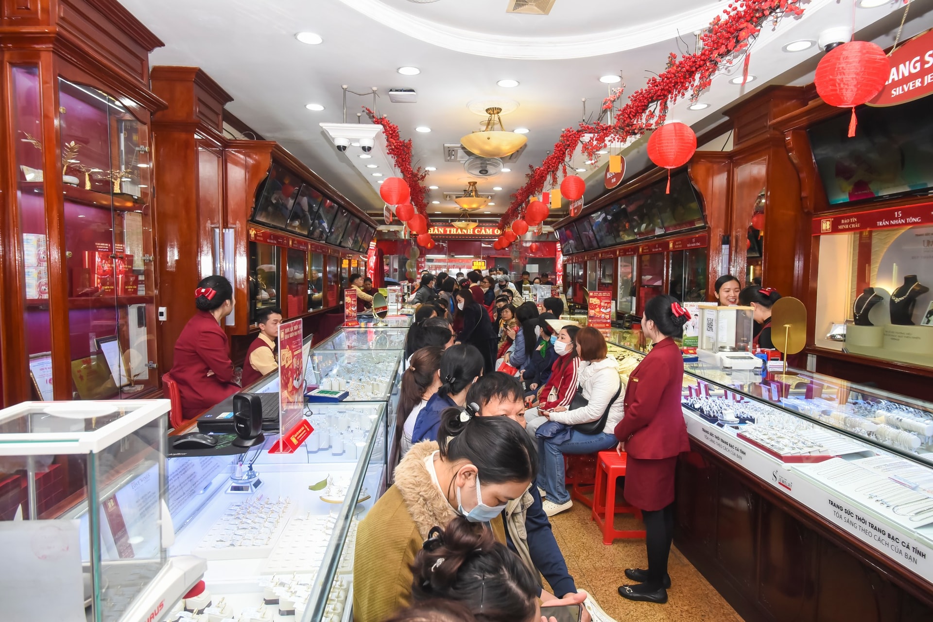 Người dân xếp hàng từ 'sáng tinh mơ' mua vàng ngày vía Thần Tài- Ảnh 9.