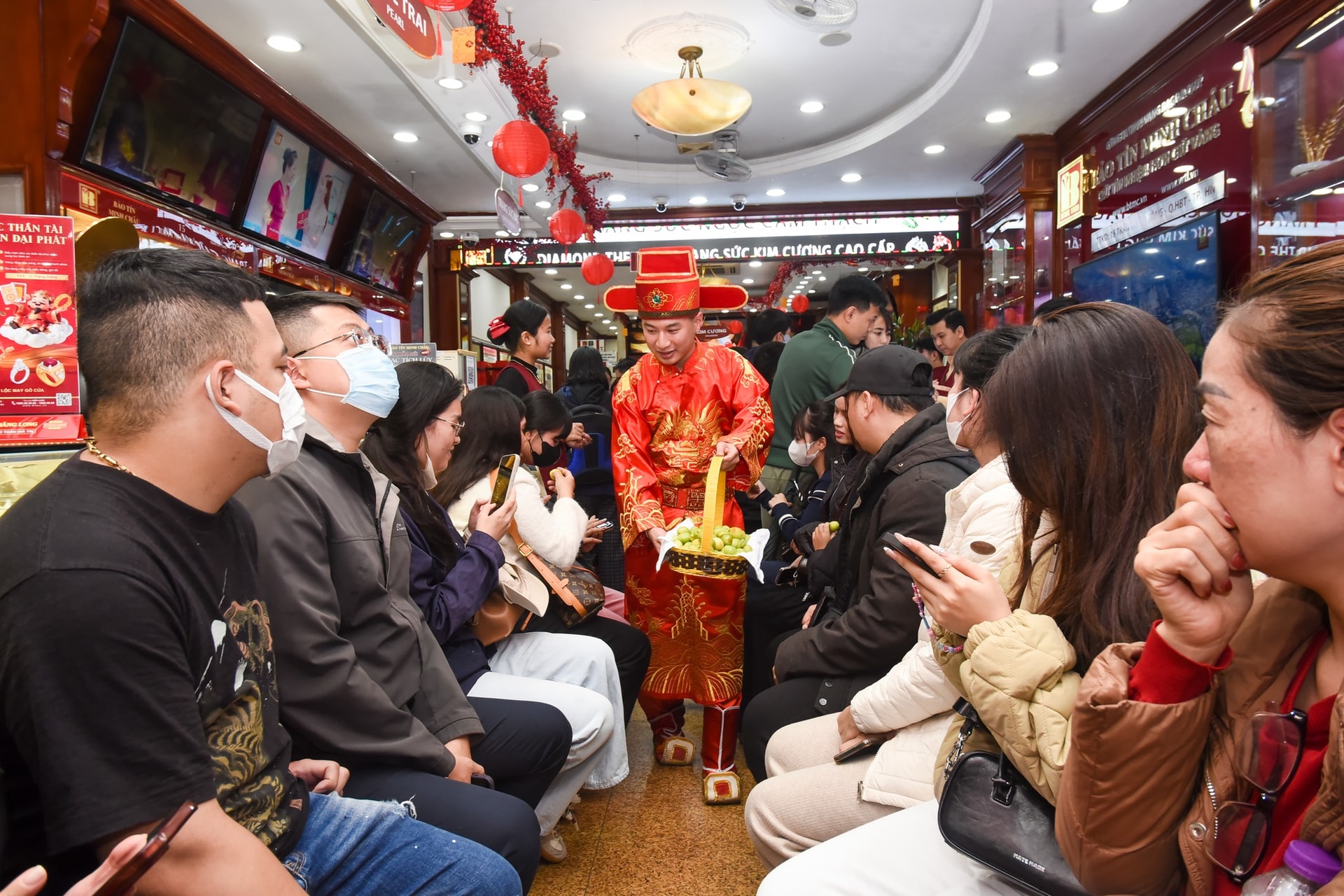 Người dân xếp hàng từ 'sáng tinh mơ' mua vàng ngày vía Thần Tài- Ảnh 7.