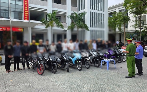 Khởi tố nhóm thanh thiếu niên mang dao tự chế chém người - Ảnh 1. Khởi tố nhóm thanh thiếu niên mang dao tự chế chém người - Ảnh 1.