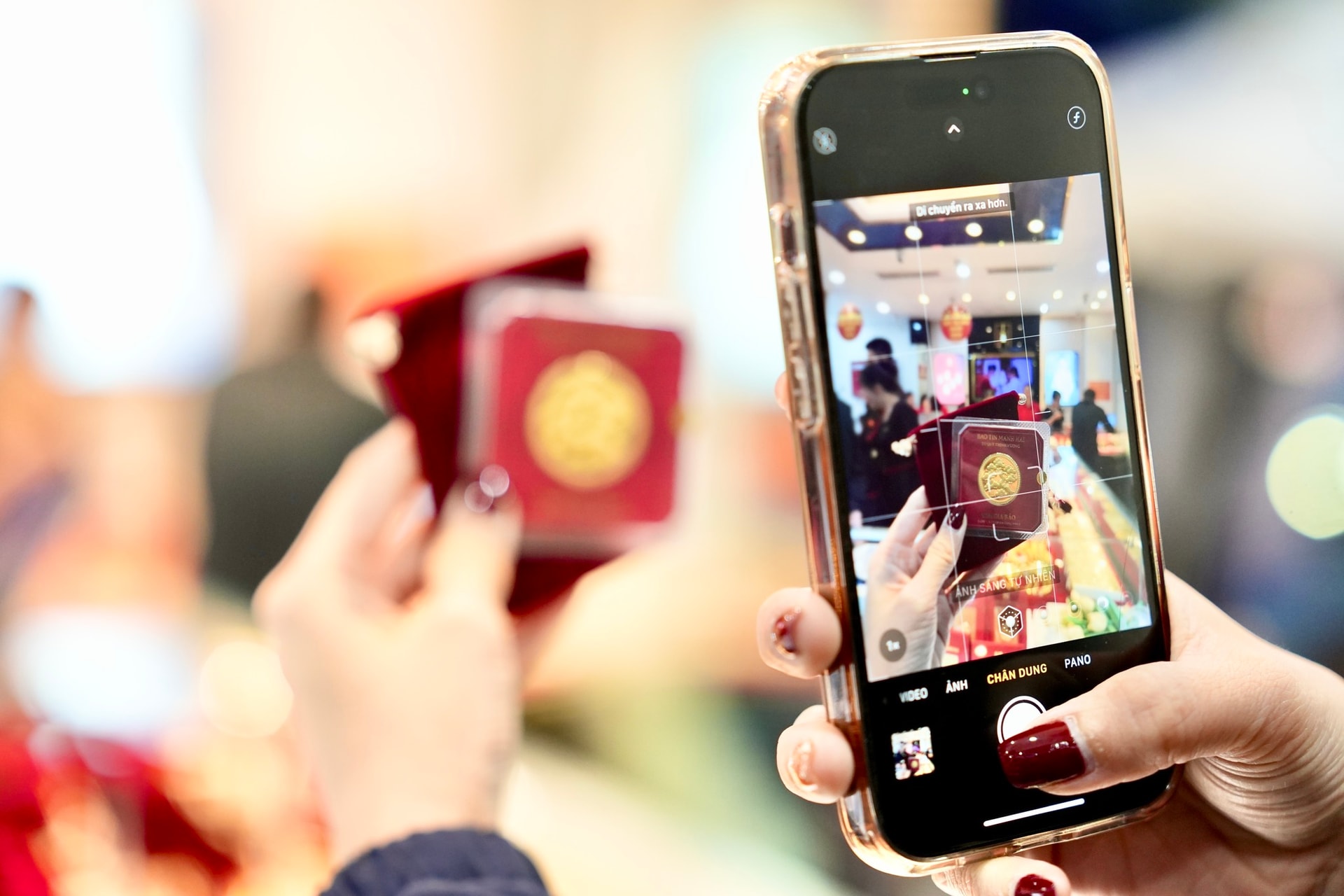 Người dân xếp hàng từ 'sáng tinh mơ' mua vàng ngày vía Thần Tài- Ảnh 12.