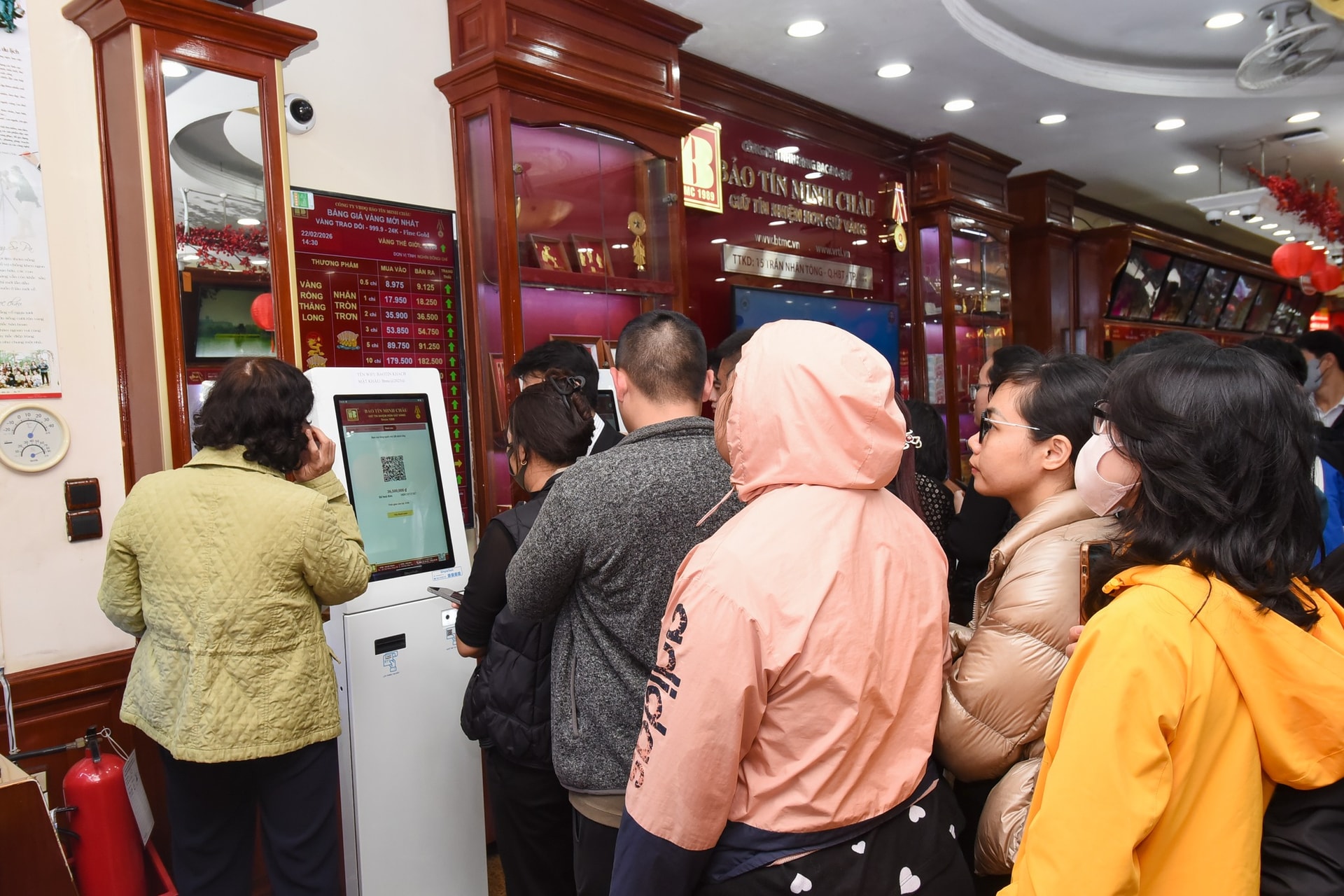 Người dân xếp hàng từ 'sáng tinh mơ' mua vàng ngày vía Thần Tài- Ảnh 8.