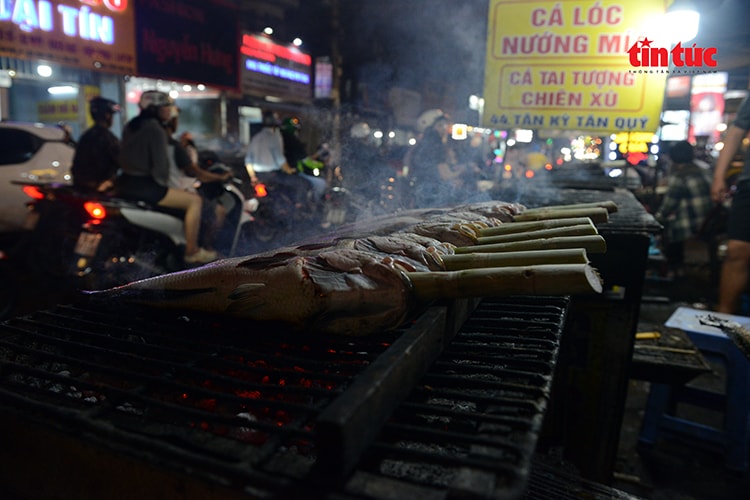 TP Hồ Chí Minh: Phố cá lóc thâu đêm đỏ lửa phục vụ ngày vía Thần Tài- Ảnh 8.