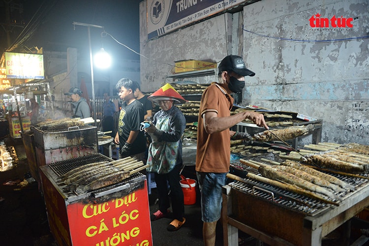TP Hồ Chí Minh: Phố cá lóc thâu đêm đỏ lửa phục vụ ngày vía Thần Tài- Ảnh 13.