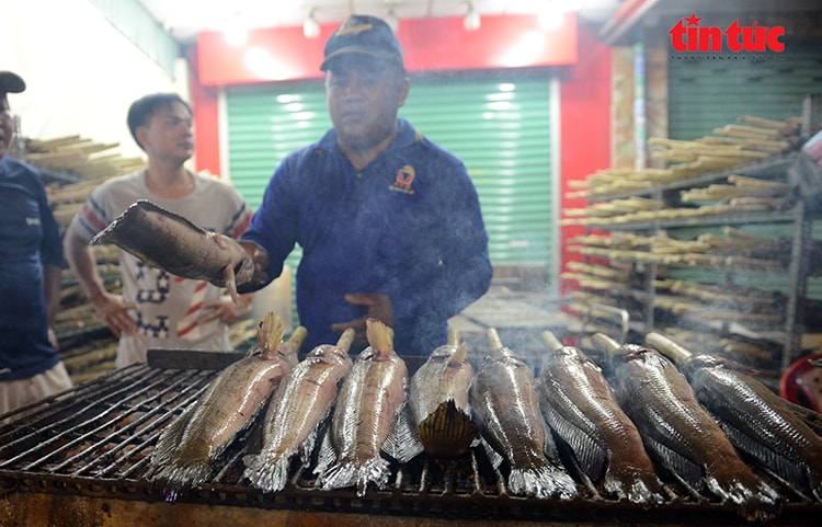 TP Hồ Chí Minh: Phố cá lóc thâu đêm đỏ lửa phục vụ ngày vía Thần Tài- Ảnh 2.