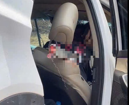 Ô tô lao vào rào tôn công trường trên cao tốc Nội Bài – Lào Cai, một người bị thanh sắt đâm thủng ngực- Ảnh 1. Ô tô lao vào rào tôn công trường trên cao tốc Nội Bài – Lào Cai, một người bị thanh sắt đâm thủng ngực- Ảnh 1.