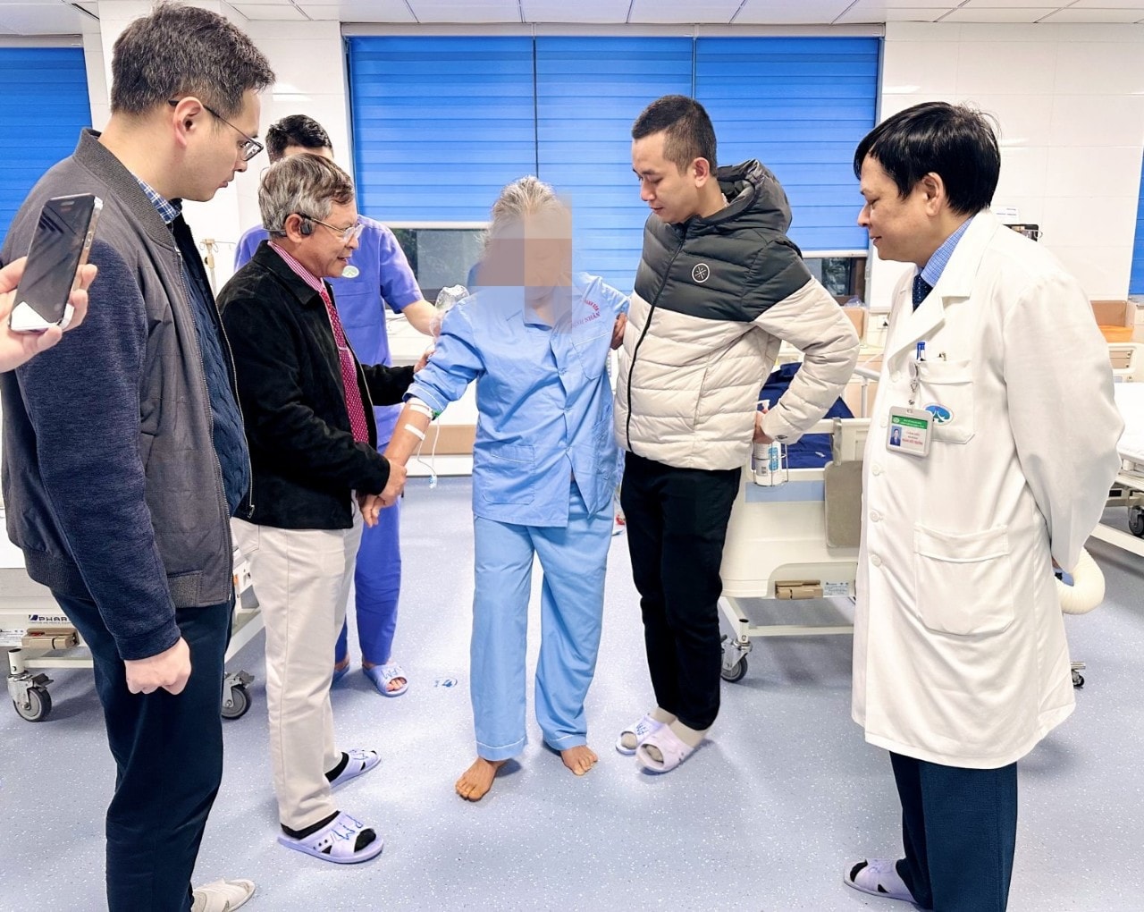 Phẫu thuật thay khớp gối cho cụ bà 76 tuổi bằng phương pháp bảo tồn cơ- Ảnh 2.