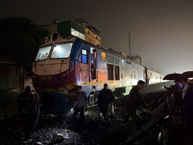 Cục CSGT cảnh báo gì sau vụ tàu SE va chạm với xe tải tại Ngọc Hồi gây chết người?- Ảnh 2. Cục CSGT cảnh báo gì sau vụ tàu SE va chạm với xe tải tại Ngọc Hồi gây chết người?- Ảnh 2.