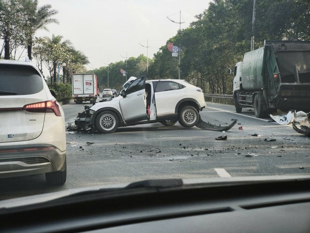 Ô tô va chạm xe chở rác trên đường Võ Nguyên Giáp, 1 người bị thương- Ảnh 2. Ô tô va chạm xe chở rác trên đường Võ Nguyên Giáp, 1 người bị thương- Ảnh 2.