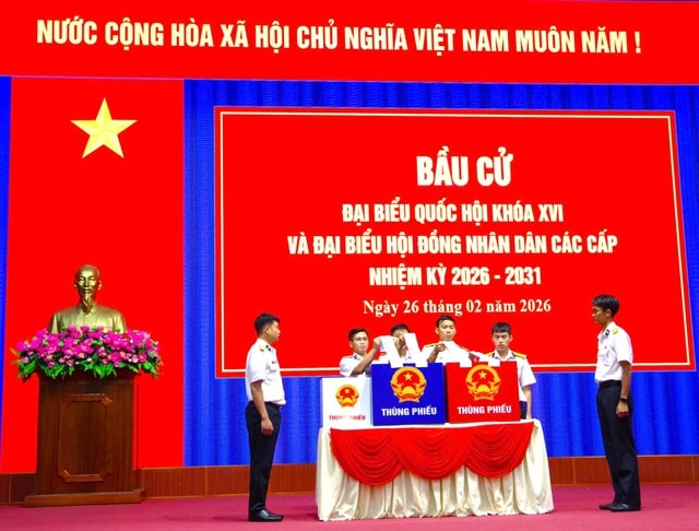 Đông đảo cán bộ, chiến sĩ hải quân hào hứng đi bầu cử sớm- Ảnh 2. Đông đảo cán bộ, chiến sĩ hải quân hào hứng đi bầu cử sớm- Ảnh 2.
