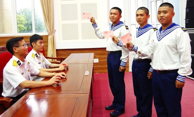 Đông đảo cán bộ, chiến sĩ hải quân hào hứng đi bầu cử sớm- Ảnh 3. Đông đảo cán bộ, chiến sĩ hải quân hào hứng đi bầu cử sớm- Ảnh 3.