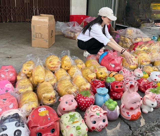 Ngày vía Thần Tài: Từ bánh hũ vàng, mâm cúng tiền triệu đến trào lưu mua lợn đất 'giữ vía'- Ảnh 6.