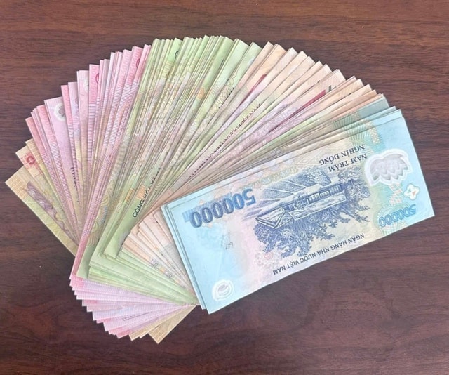 Nhặt được 16 triệu đồng giữa đêm, nhóm bạn trẻ làm điều khiến CSGT bất ngờ- Ảnh 1. Nhặt được 16 triệu đồng giữa đêm, nhóm bạn trẻ làm điều khiến CSGT bất ngờ- Ảnh 1.