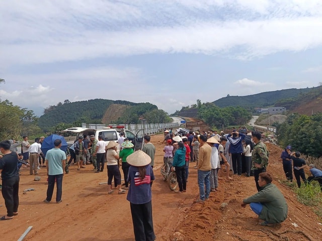 Ô tô lao vào rào tôn công trường trên cao tốc Nội Bài – Lào Cai, một người bị thanh sắt đâm thủng ngực- Ảnh 2. Ô tô lao vào rào tôn công trường trên cao tốc Nội Bài – Lào Cai, một người bị thanh sắt đâm thủng ngực- Ảnh 2.