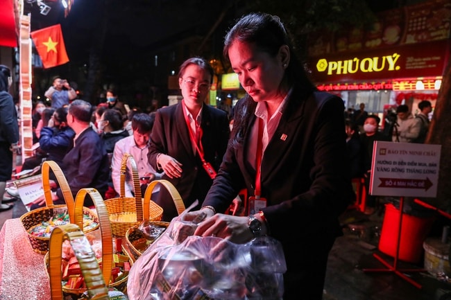 Người dân xếp hàng từ 'sáng tinh mơ' mua vàng ngày vía Thần Tài- Ảnh 5.