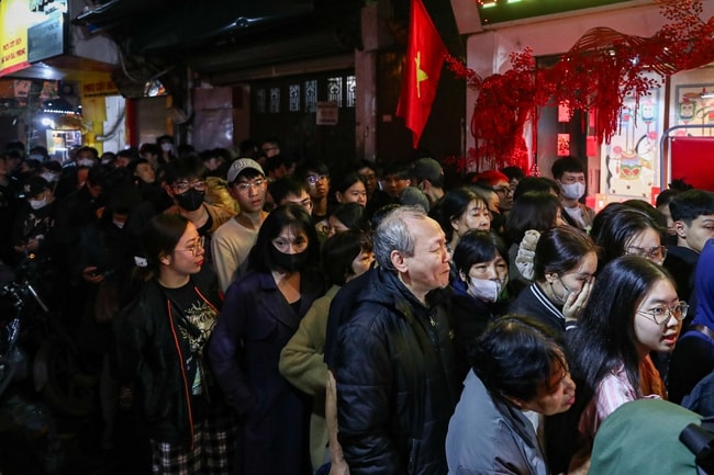 Người dân xếp hàng từ 'sáng tinh mơ' mua vàng ngày vía Thần Tài- Ảnh 4.