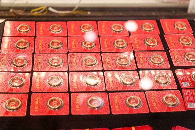 Người dân xếp hàng từ 'sáng tinh mơ' mua vàng ngày vía Thần Tài- Ảnh 11.