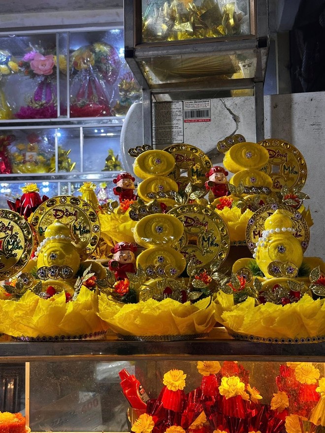 Ngày vía Thần Tài: Từ bánh hũ vàng, mâm cúng tiền triệu đến trào lưu mua lợn đất 'giữ vía'- Ảnh 2.