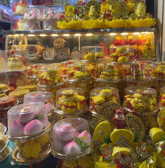 Ngày vía Thần Tài: Từ bánh hũ vàng, mâm cúng tiền triệu đến trào lưu mua lợn đất 'giữ vía'- Ảnh 1.