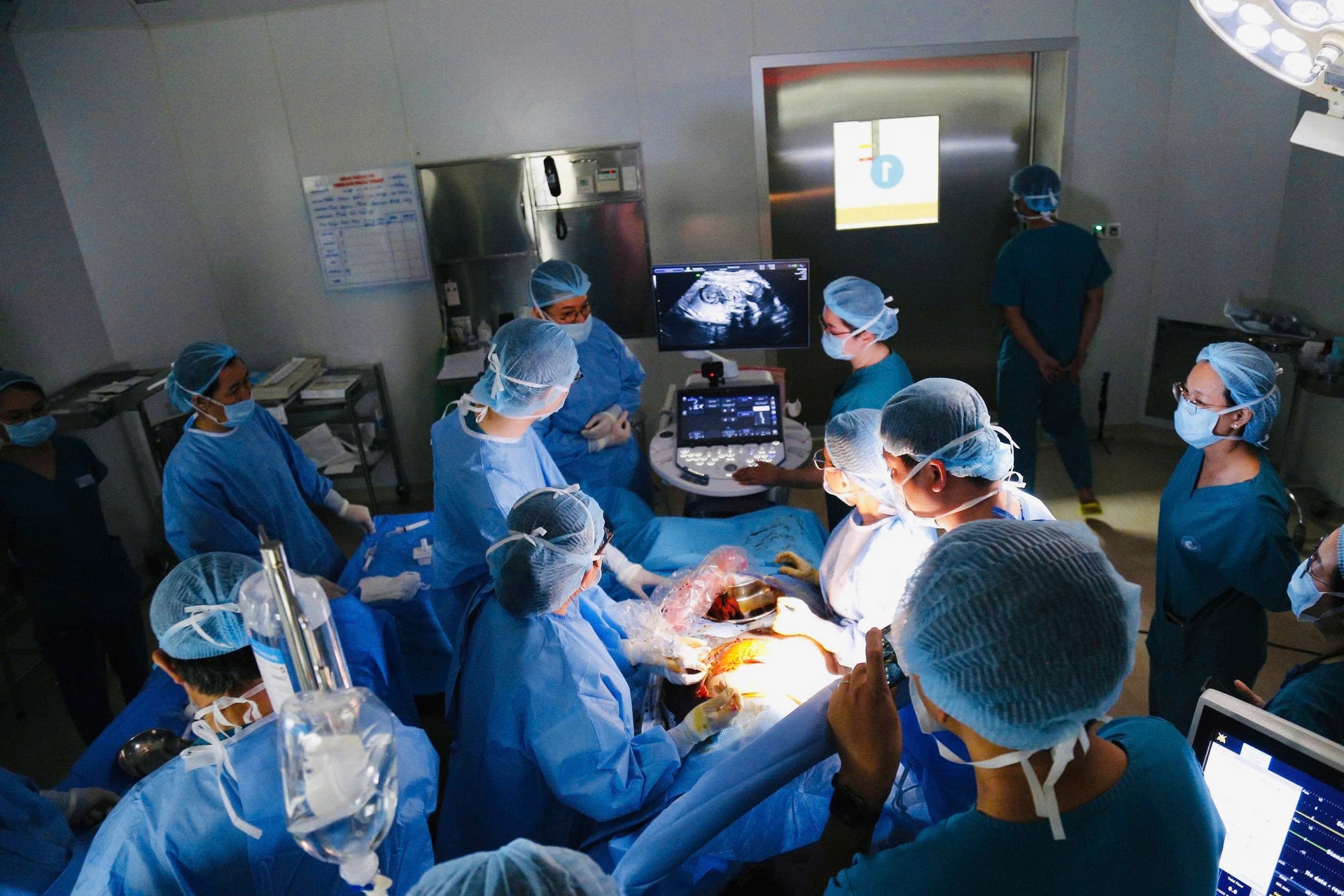 71 năm Ngày Thầy thuốc Việt Nam: Ngành y tế luôn giữ vững tinh thần trách nhiệm, tận tụy vì sức khỏe nhân dân- Ảnh 8. 71 năm Ngày Thầy thuốc Việt Nam: Ngành y tế luôn giữ vững tinh thần trách nhiệm, tận tụy vì sức khỏe nhân dân- Ảnh 8.