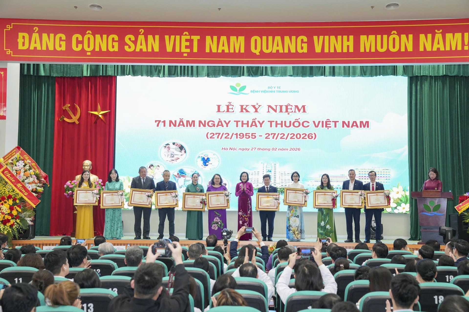 Phó Chủ tịch Quốc hội Nguyễn Thị Thanh chúc mừng ngày truyền thống ngành Y tại Bệnh viện Nhi Trung ương, BVĐK Đức Giang- Ảnh 3.