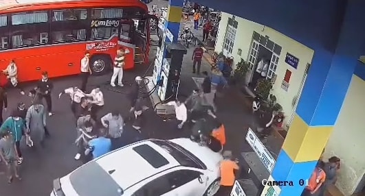 Tạm giữ khẩn cấp tài xế lái ô tô lao vào đám đông sau mâu thuẫn cá nhân- Ảnh 2. Tạm giữ khẩn cấp tài xế lái ô tô lao vào đám đông sau mâu thuẫn cá nhân- Ảnh 2.