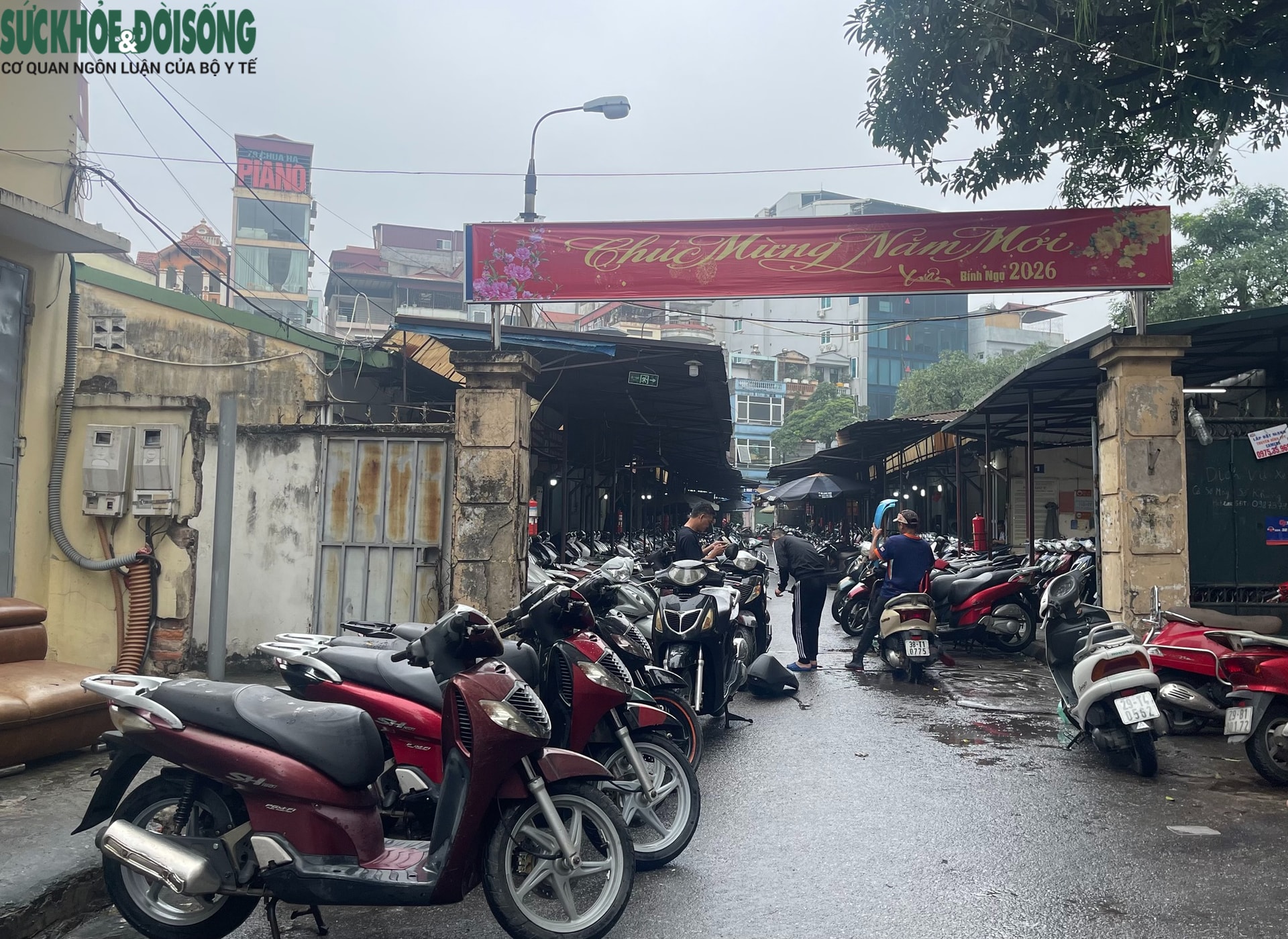 Chợ xe máy cũ chùa Hà đìu hiu đầu năm: Hàng trăm xe xếp kín, vắng bóng khách mua- Ảnh 1. Chợ xe máy cũ chùa Hà đìu hiu đầu năm: Hàng trăm xe xếp kín, vắng bóng khách mua- Ảnh 1.