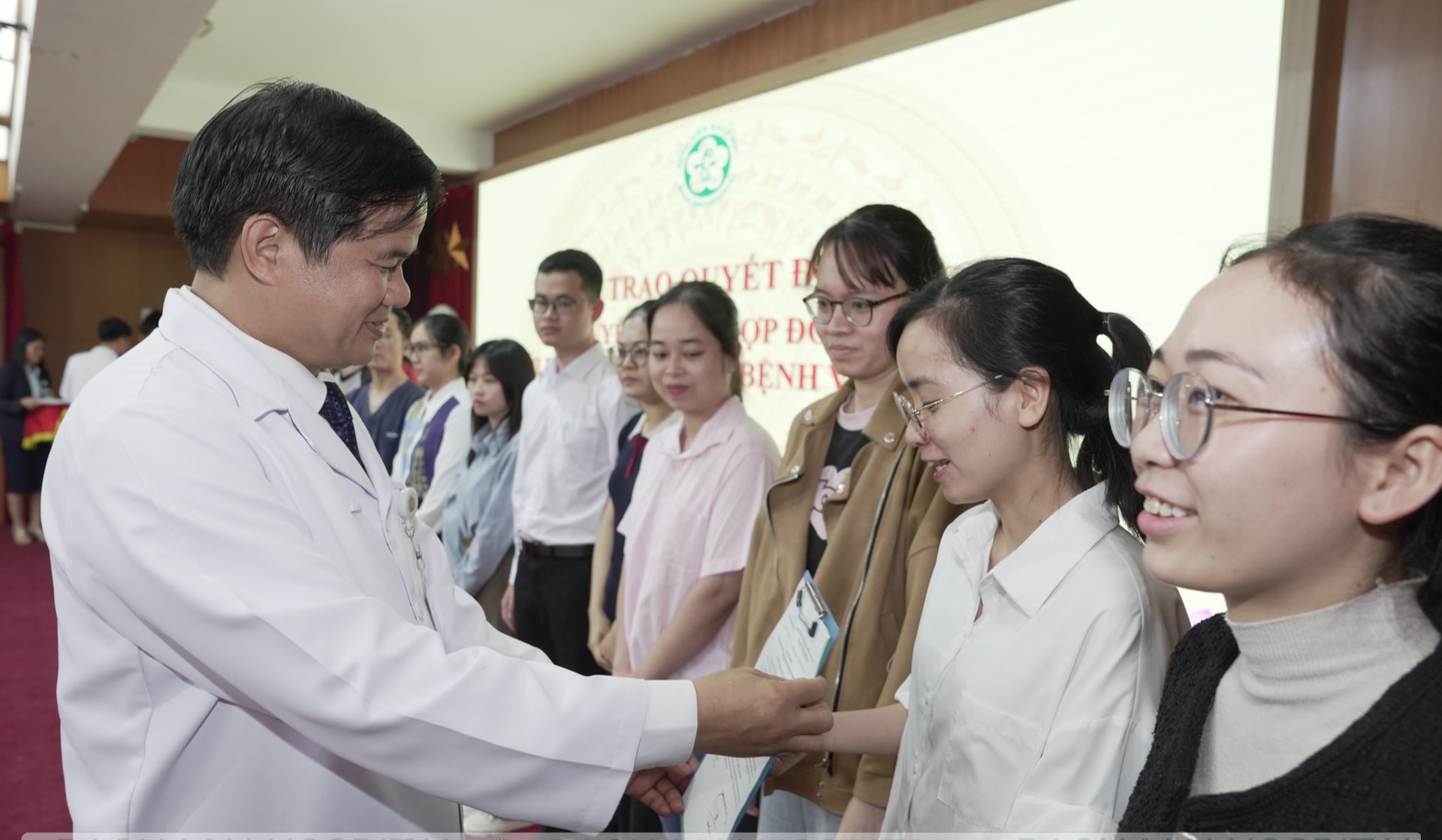 PGS.TS Đào Xuân Cơ: 'Bạch Mai không hứa hẹn sự nhàn nhã nhưng trao cơ hội để bác sĩ nội trú trưởng thành nhanh, ý nghĩa'- Ảnh 1.