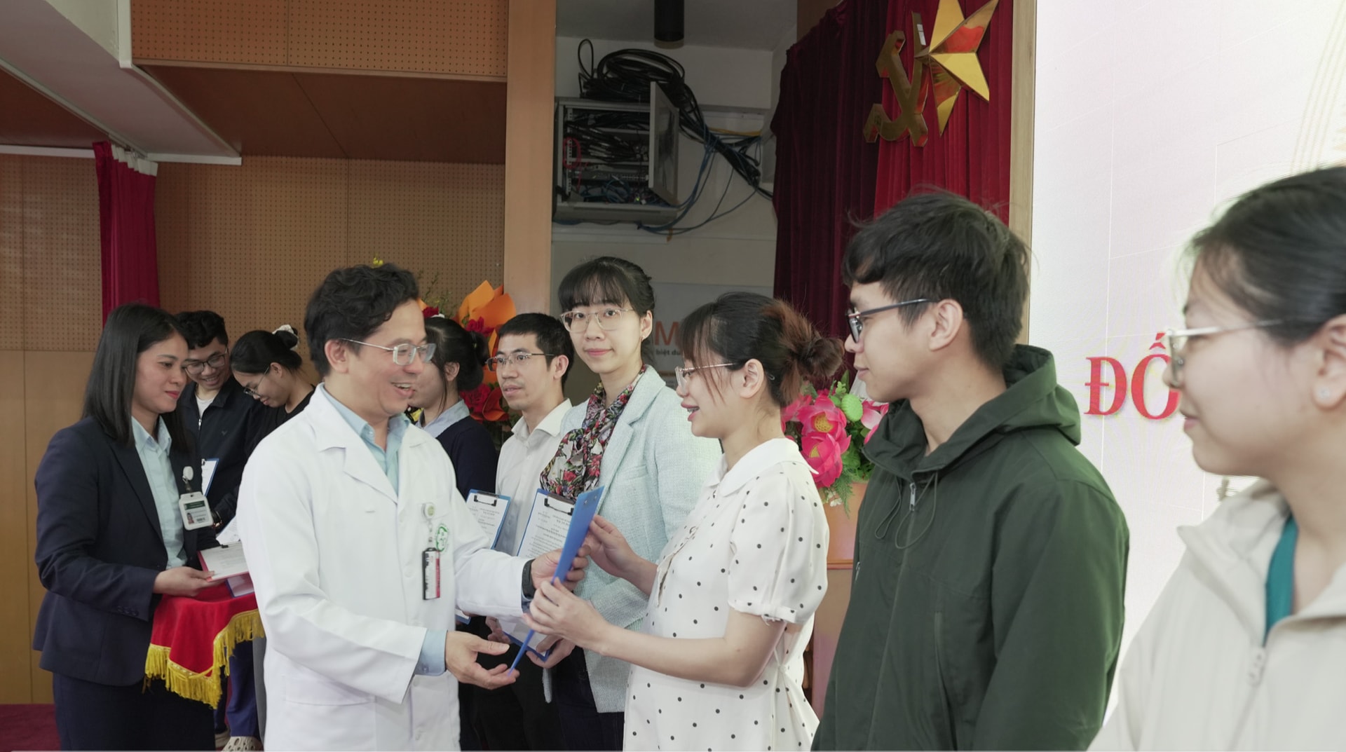 PGS.TS Đào Xuân Cơ: 'Bạch Mai không hứa hẹn sự nhàn nhã nhưng trao cơ hội để bác sĩ nội trú trưởng thành nhanh, ý nghĩa'- Ảnh 2.