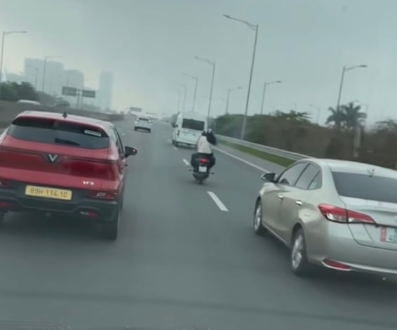 Đi xe máy vào cao tốc Hà Nội – Hải Phòng, nữ sinh bị trừ 6 điểm bằng lái- Ảnh 1. Đi xe máy vào cao tốc Hà Nội – Hải Phòng, nữ sinh bị trừ 6 điểm bằng lái- Ảnh 1.