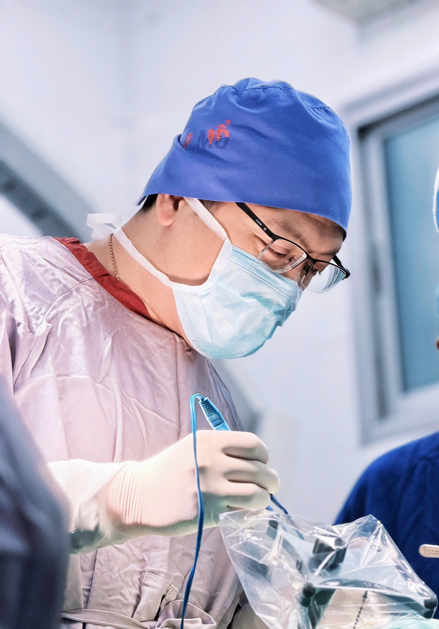 Hy hữu: Người bệnh nguy kịch do tự đâm kéo xuyên vùng đầu- Ảnh 2.