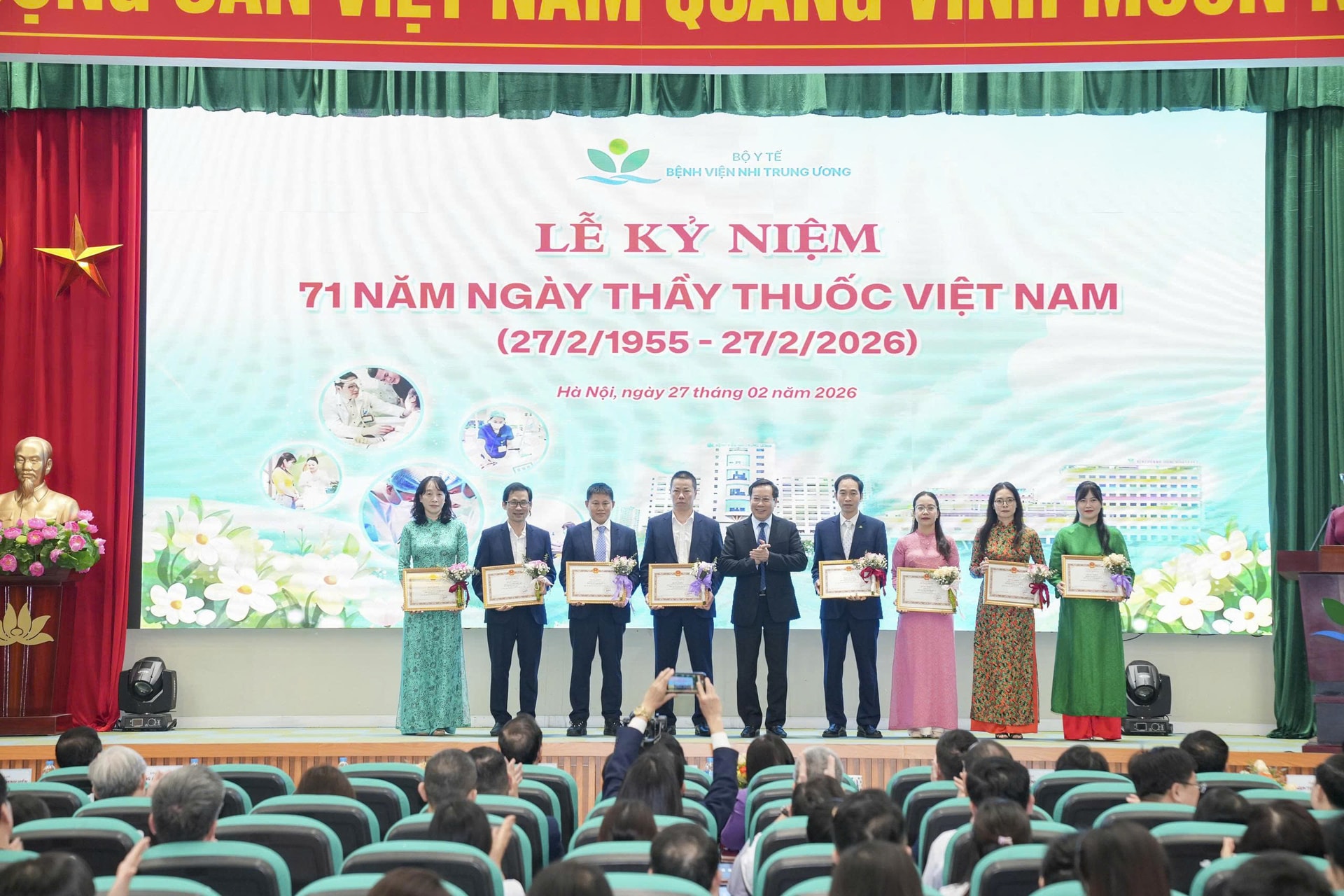 Phó Chủ tịch Quốc hội Nguyễn Thị Thanh chúc mừng ngày truyền thống ngành Y tại Bệnh viện Nhi Trung ương, BVĐK Đức Giang- Ảnh 4.