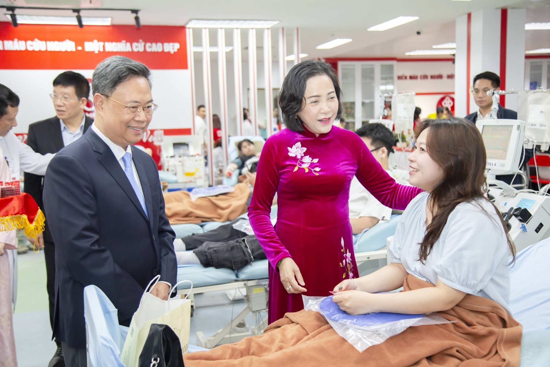 Phó Chủ tịch Quốc hội thăm, chúc mừng Viện Huyết học - Truyền máu Trung ương và Bệnh viện E- Ảnh 5.