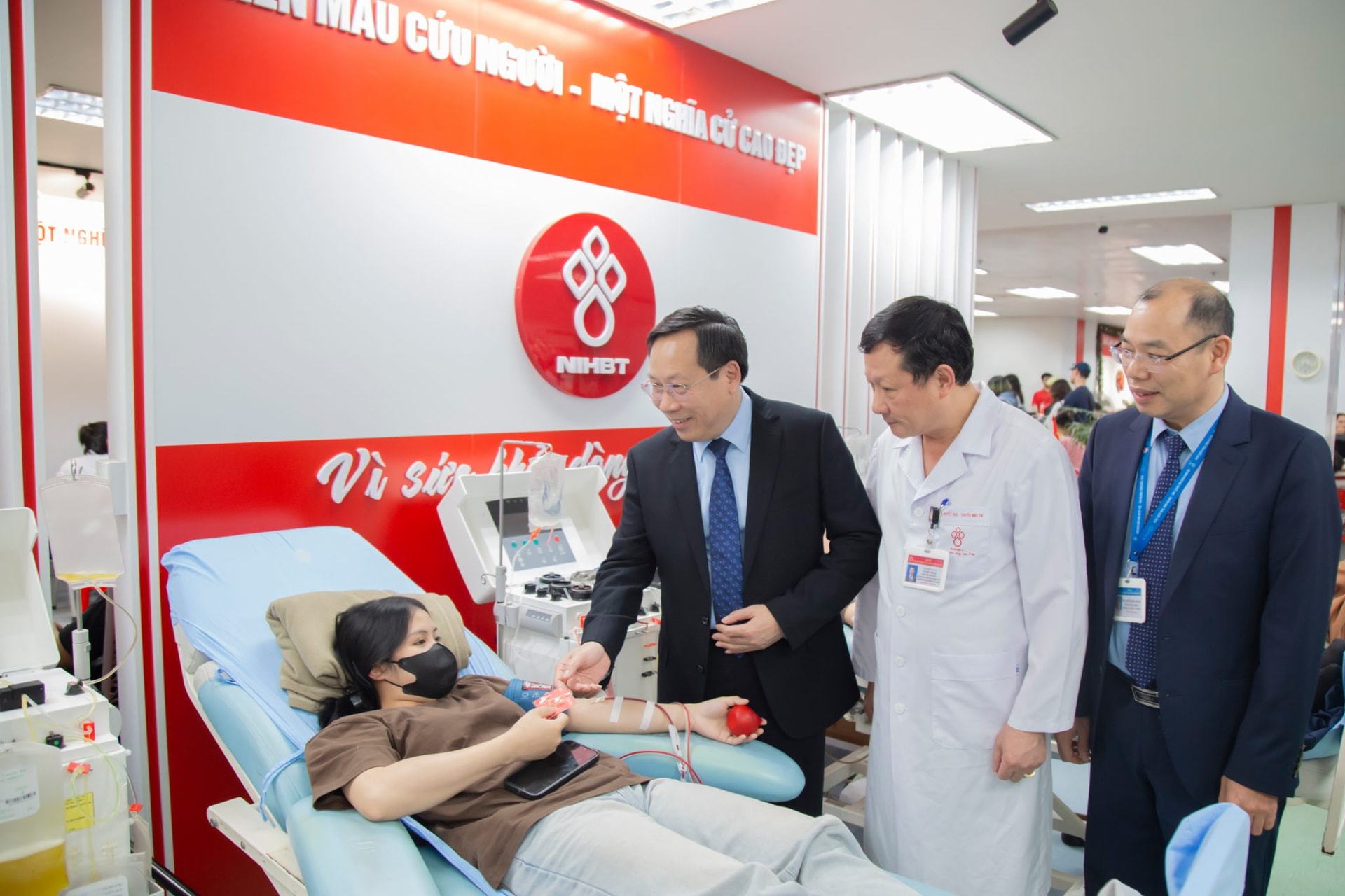 Phó Chủ tịch Quốc hội thăm, chúc mừng Viện Huyết học - Truyền máu Trung ương và Bệnh viện E- Ảnh 6.