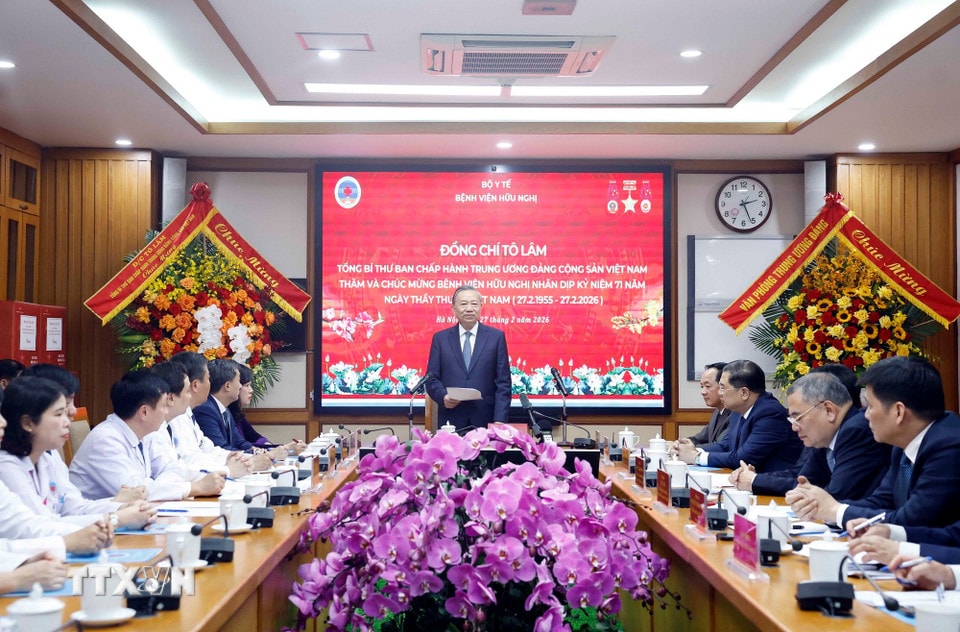 ẢNH: Tổng Bí thư thăm, chúc mừng cán bộ, bác sĩ, nhân viên y tế Bệnh viện Hữu Nghị- Ảnh 3. ẢNH: Tổng Bí thư thăm, chúc mừng cán bộ, bác sĩ, nhân viên y tế Bệnh viện Hữu Nghị- Ảnh 3.