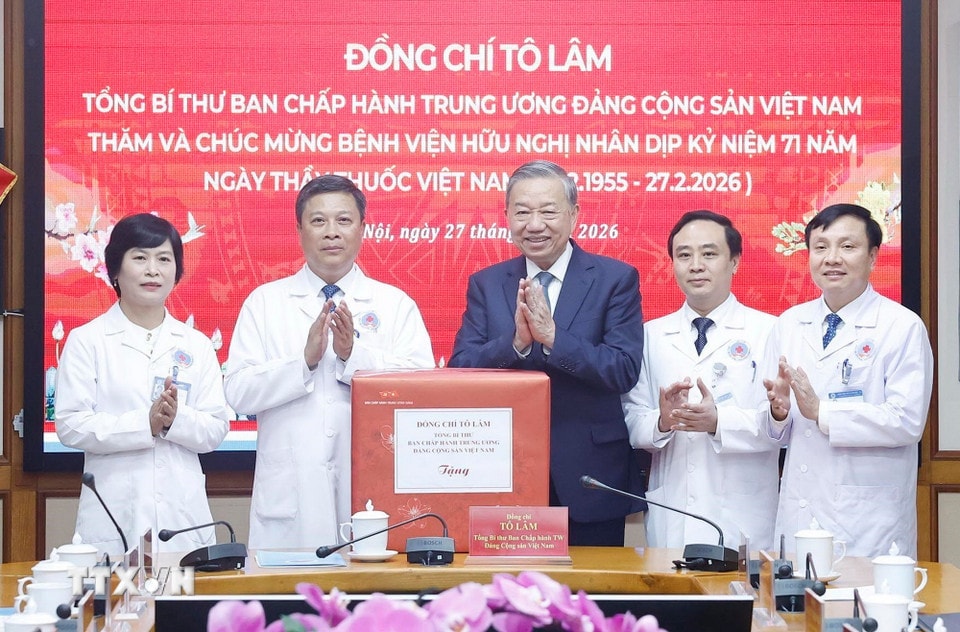 ẢNH: Tổng Bí thư thăm, chúc mừng cán bộ, bác sĩ, nhân viên y tế Bệnh viện Hữu Nghị- Ảnh 5. ẢNH: Tổng Bí thư thăm, chúc mừng cán bộ, bác sĩ, nhân viên y tế Bệnh viện Hữu Nghị- Ảnh 5.