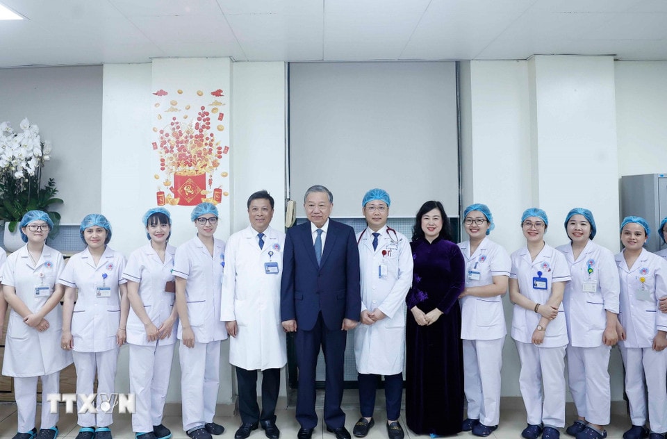 ẢNH: Tổng Bí thư thăm, chúc mừng cán bộ, bác sĩ, nhân viên y tế Bệnh viện Hữu Nghị- Ảnh 6. ẢNH: Tổng Bí thư thăm, chúc mừng cán bộ, bác sĩ, nhân viên y tế Bệnh viện Hữu Nghị- Ảnh 6.