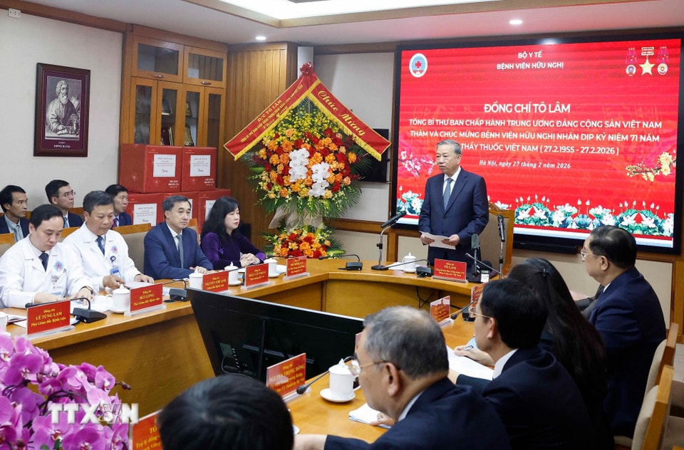 ẢNH: Tổng Bí thư thăm, chúc mừng cán bộ, bác sĩ, nhân viên y tế Bệnh viện Hữu Nghị- Ảnh 4. ẢNH: Tổng Bí thư thăm, chúc mừng cán bộ, bác sĩ, nhân viên y tế Bệnh viện Hữu Nghị- Ảnh 4.