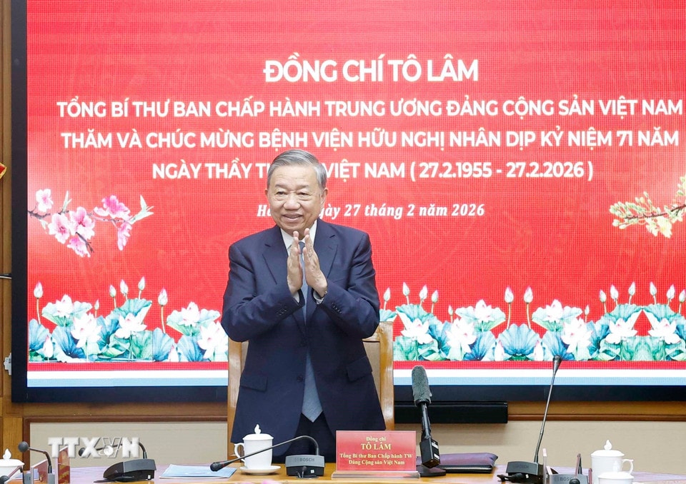 ẢNH: Tổng Bí thư thăm, chúc mừng cán bộ, bác sĩ, nhân viên y tế Bệnh viện Hữu Nghị- Ảnh 2. ẢNH: Tổng Bí thư thăm, chúc mừng cán bộ, bác sĩ, nhân viên y tế Bệnh viện Hữu Nghị- Ảnh 2.