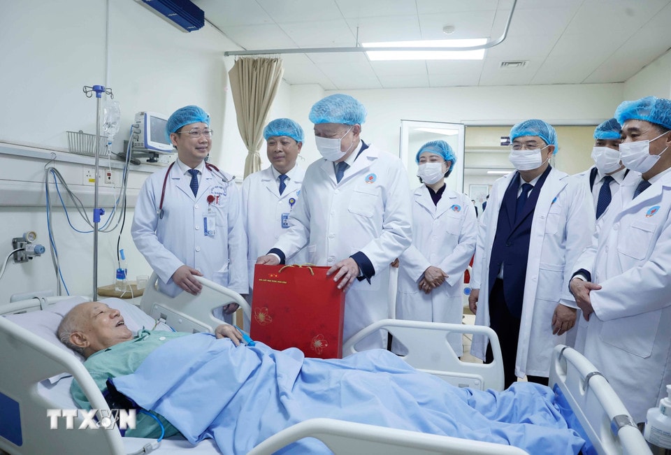 ẢNH: Tổng Bí thư thăm, chúc mừng cán bộ, bác sĩ, nhân viên y tế Bệnh viện Hữu Nghị- Ảnh 8. ẢNH: Tổng Bí thư thăm, chúc mừng cán bộ, bác sĩ, nhân viên y tế Bệnh viện Hữu Nghị- Ảnh 8.